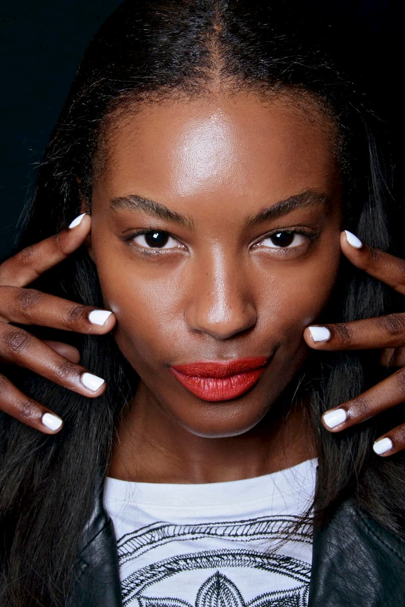 12 màu nail dành cho người da ngăm đen thêm tỏa sáng