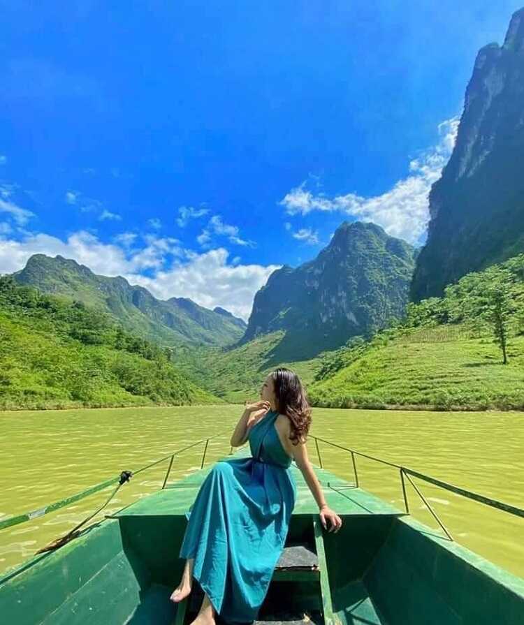 Check in chụp hình sống ảo trên sông Nho Quế