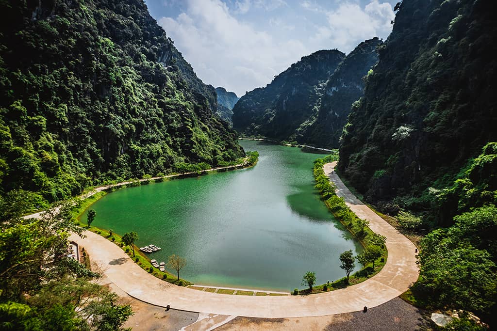 Tham quan hồ nước trong xanh như màu ngọc bích tại Tuyệt tình cốc Ninh Bình